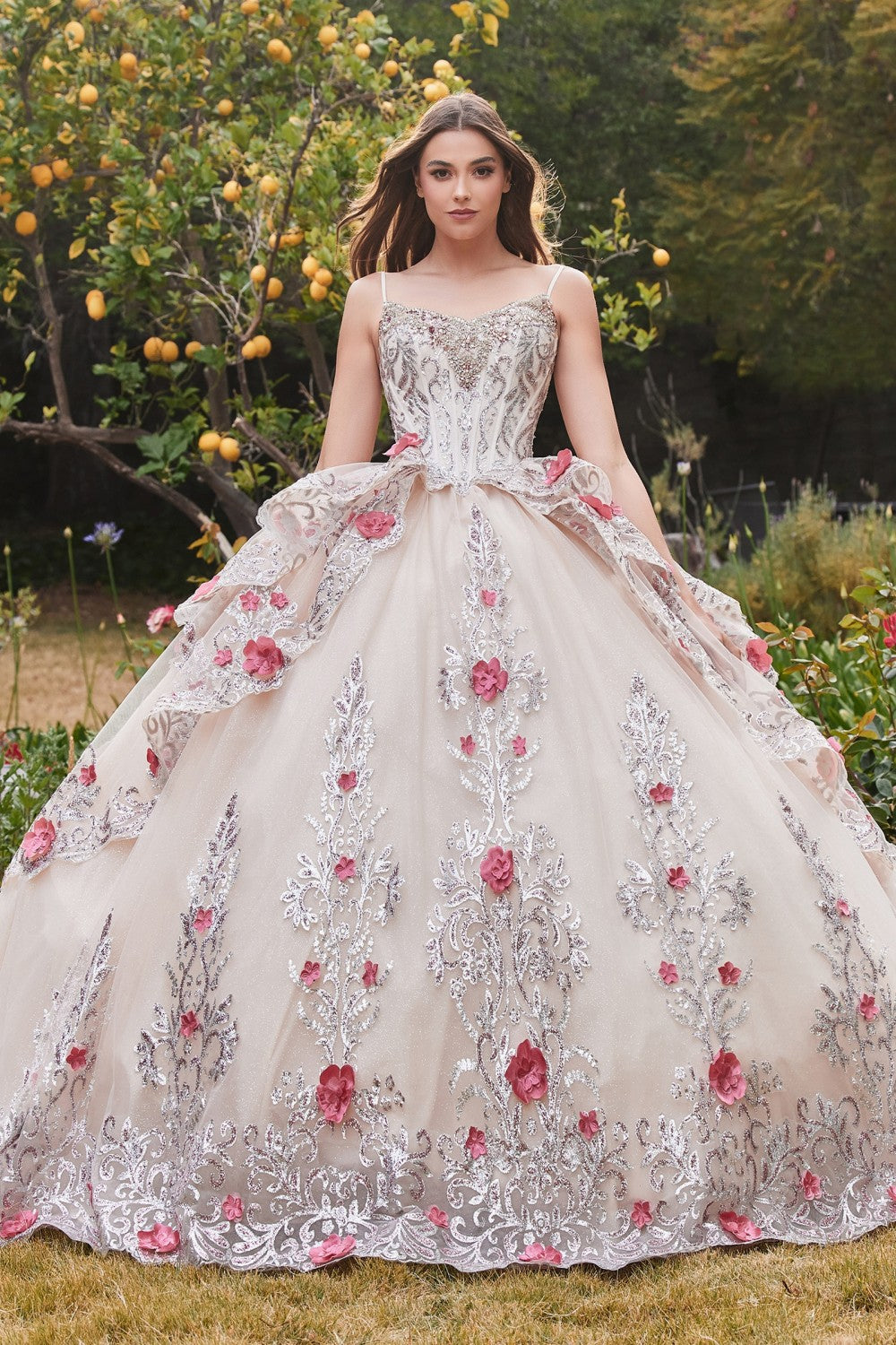 Vestido de fiesta de quinceañera de tul con capas florales de Ladivine 15703